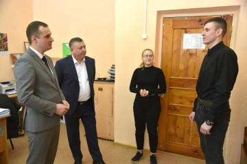 глава района А.В. Голуб совместно с депутатом Государственной Думы С.Д. Леоновым посетили Переснянскую среднюю школу - фото - 1