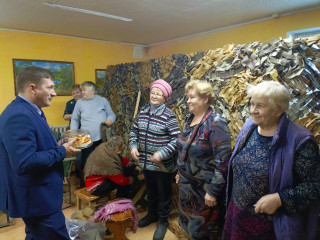 глава муниципального образования Наумов И.В. посетил волонтерский штаб по плетению маскировочных сетей для участников СВО, который организовали неравнодушные жители д.Денисово - фото - 1